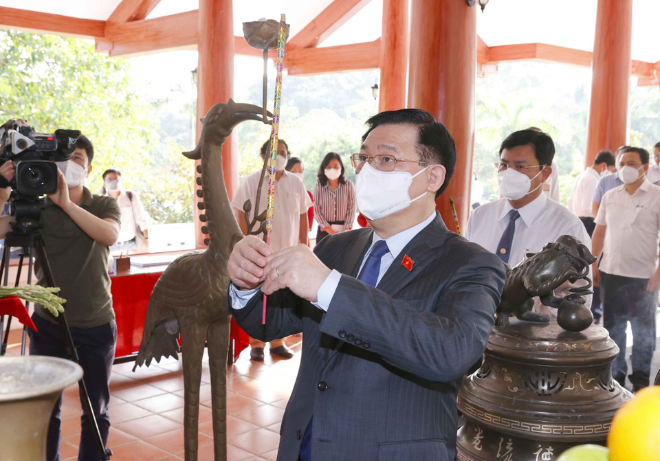 Chủ tịch Quốc hội Vương Đình Huệ dâng hương tưởng niệm Chủ tịch Hồ Chí Minh. (Ảnh: Doãn Tấn/TTXVN)