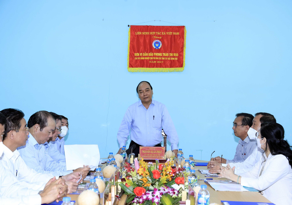 Chủ tịch nước Nguyễn Xuân Phúc nói chuyện tại buổi đến thăm Hợp tác xã Mỹ Tịnh An, huyện Chợ Gạo. (Ảnh: Thống Nhất/TTXVN)