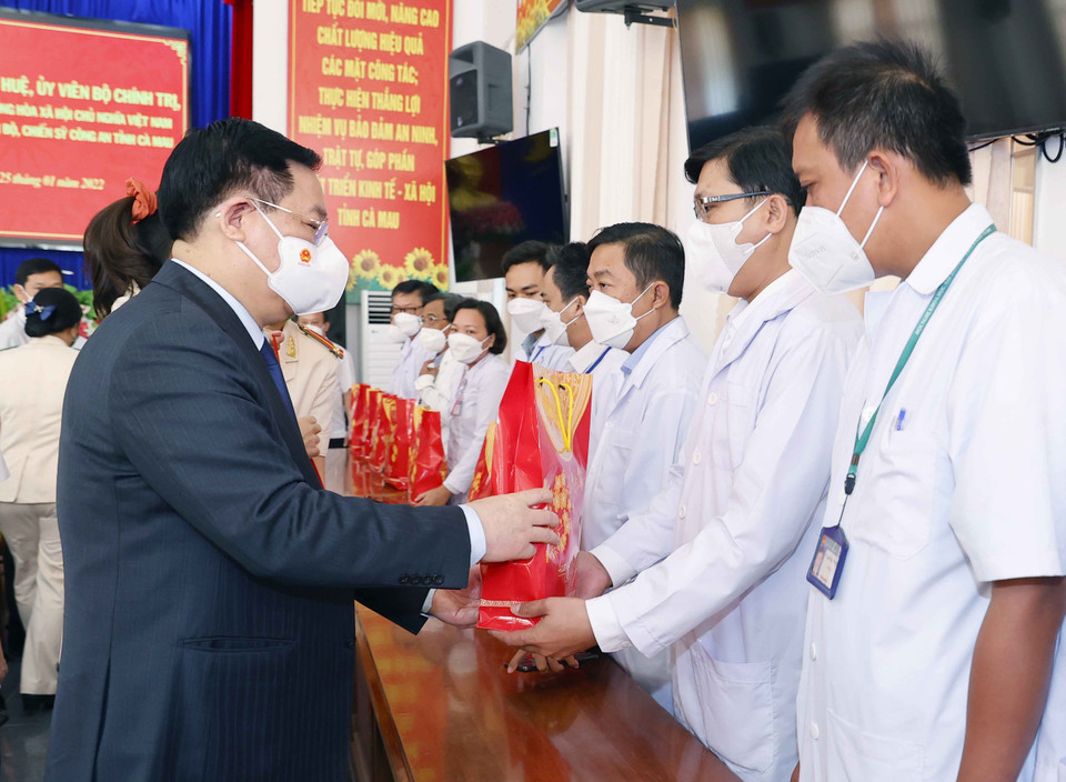 Chủ tịch Quốc hội Vương Đình Huệ tặng quà Tết cho cán bộ y tế, lực lượng tuyến đầu phòng, chống dịch COVID-19 tỉnh Cà Mau. (Ảnh: Doãn Tấn/TTXVN)