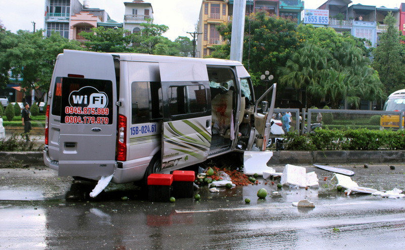 Thời tiết có mưa, đường trơn và khả năng xe ôtô chở khách bị nổ lốp nên mất lái lao có thể là nguyên nhân dẫn đến vụ tai nạn trên. (Nguồn: Văn Đức/TTXVN)