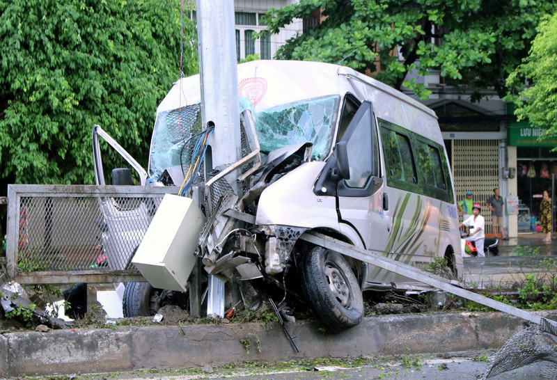  Vụ tai nạn khiến 8 người bị thương, trong đó có 2 người bị thương nặng, gồm lái xe. (Nguồn: Văn Đức/TTXVN)