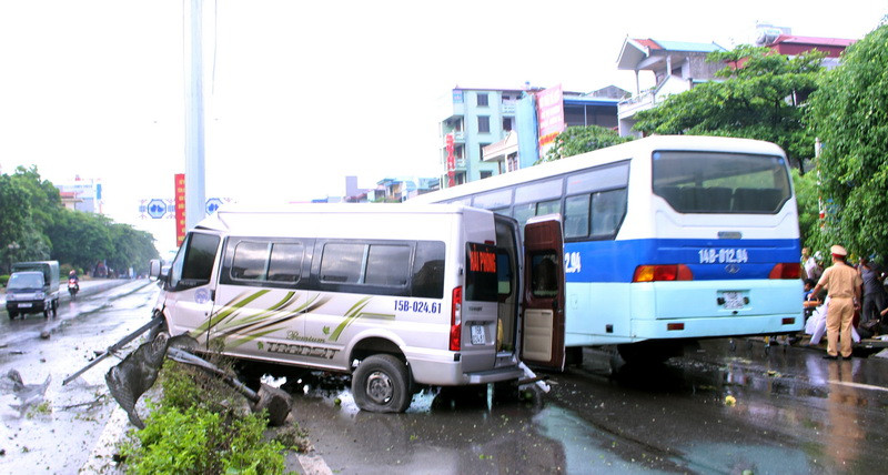 Toàn bộ nạn nhân được đưa đi cấp cứu tại Bệnh viện Đa khoa tỉnh Quảng Ninh. (Nguồn: Văn Đức/TTXVN)