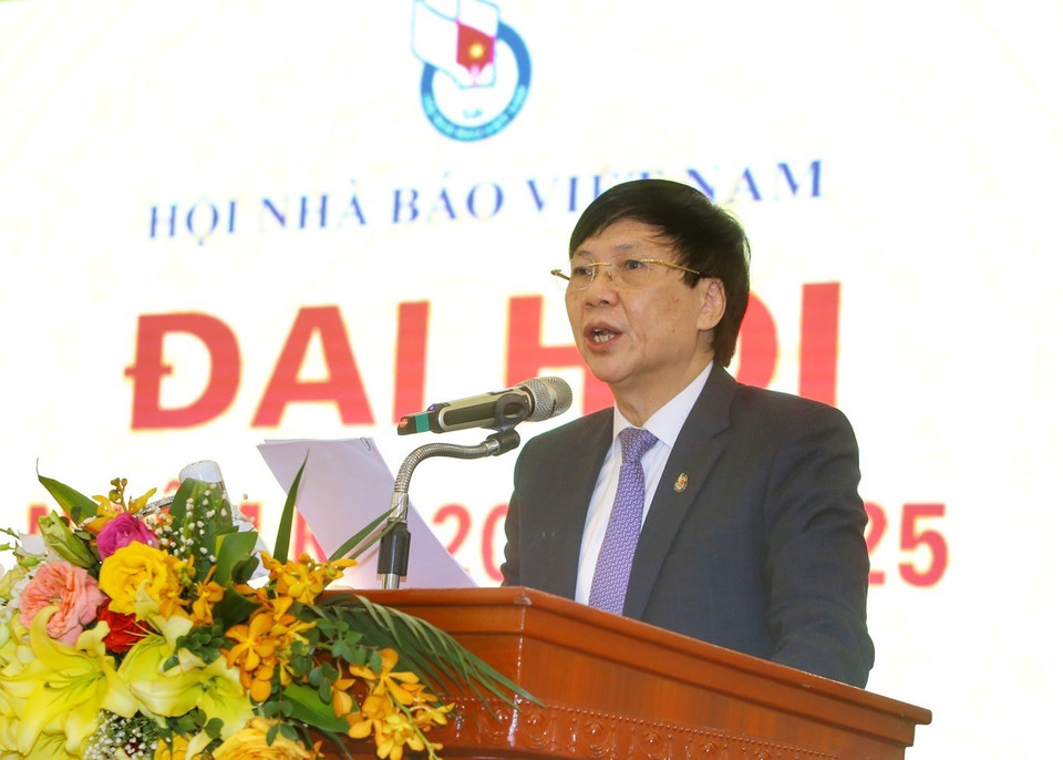 Ông Hồ Quang Lợi, Phó Chủ tịch Thường trực Hội Nhà báo Việt Nam báo cáo tổng hợp ý kiến đóng góp các dự thảo văn kiện Đại hội. (Ảnh: Tuấn Đức/TTXVN)