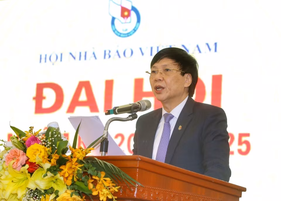 Ông Hồ Quang Lợi, Phó Chủ tịch Thường trực Hội Nhà báo Việt Nam báo cáo tổng hợp ý kiến đóng góp các dự thảo văn kiện Đại hội. (Ảnh: Tuấn Đức/TTXVN)