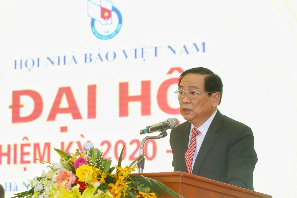 Ông Mai Đức Lộc, Phó Chủ tịch Hội Nhà báo Việt Nam trình bày báo cáo sửa đổi, bổ sung Điều lệ. (Ảnh: Tuấn Đức/TTXVN)