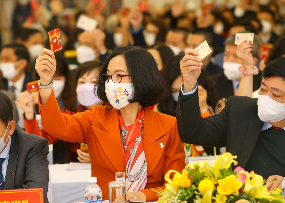 Các đại biểu biểu quyết bầu đoàn Chủ tịch và Thư ký Đại hội.(Ảnh: Tuấn Đức/TTXVN)