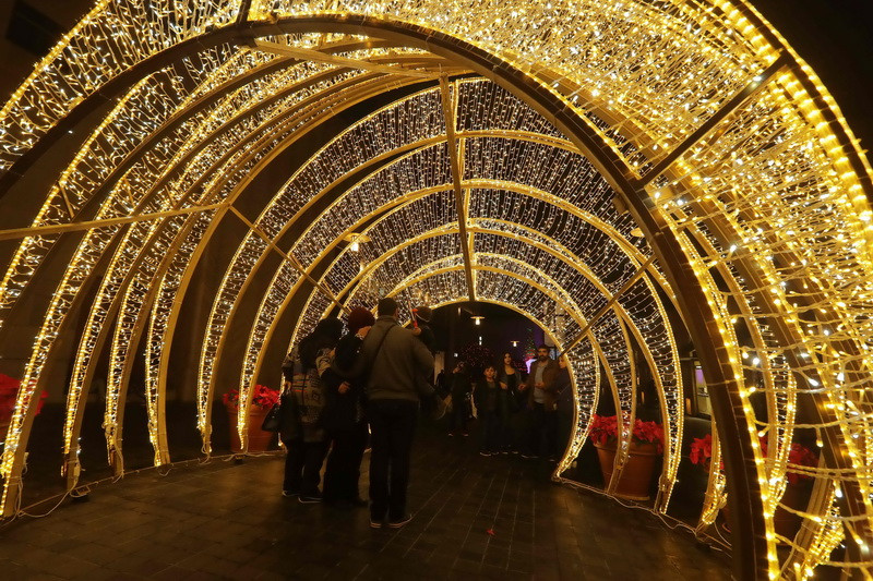 Đường phố thủ đô Beirut, Liban được trang hoàng rực rỡ, chuẩn bị đón lễ Giáng sinh an lành, tối 23/12. (Nguồn: AFP/TTXVN)