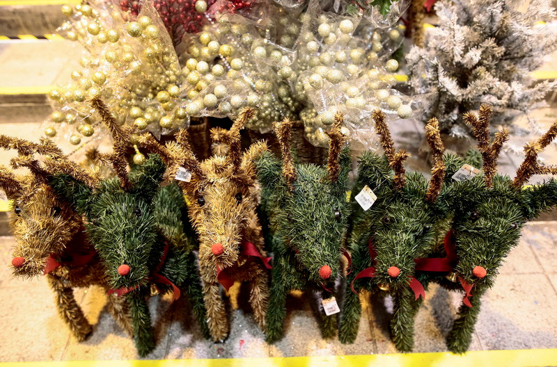 Những con tuần lộc trang trí cho Giáng sinh được trưng bày tại trung tâm thương mại Takashimaya ở Singapore tối 20/12. (Nguồn: EPA/TTXVN)