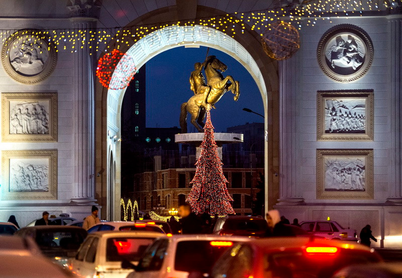 Người dân tận hưởng không gian huyền ảo, chuẩn bị đón lễ Giáng sinh an lành tại quảng trường thủ đô Skopje, Macedonia tối 23/12. (Nguồn: EPA/TTXVN)