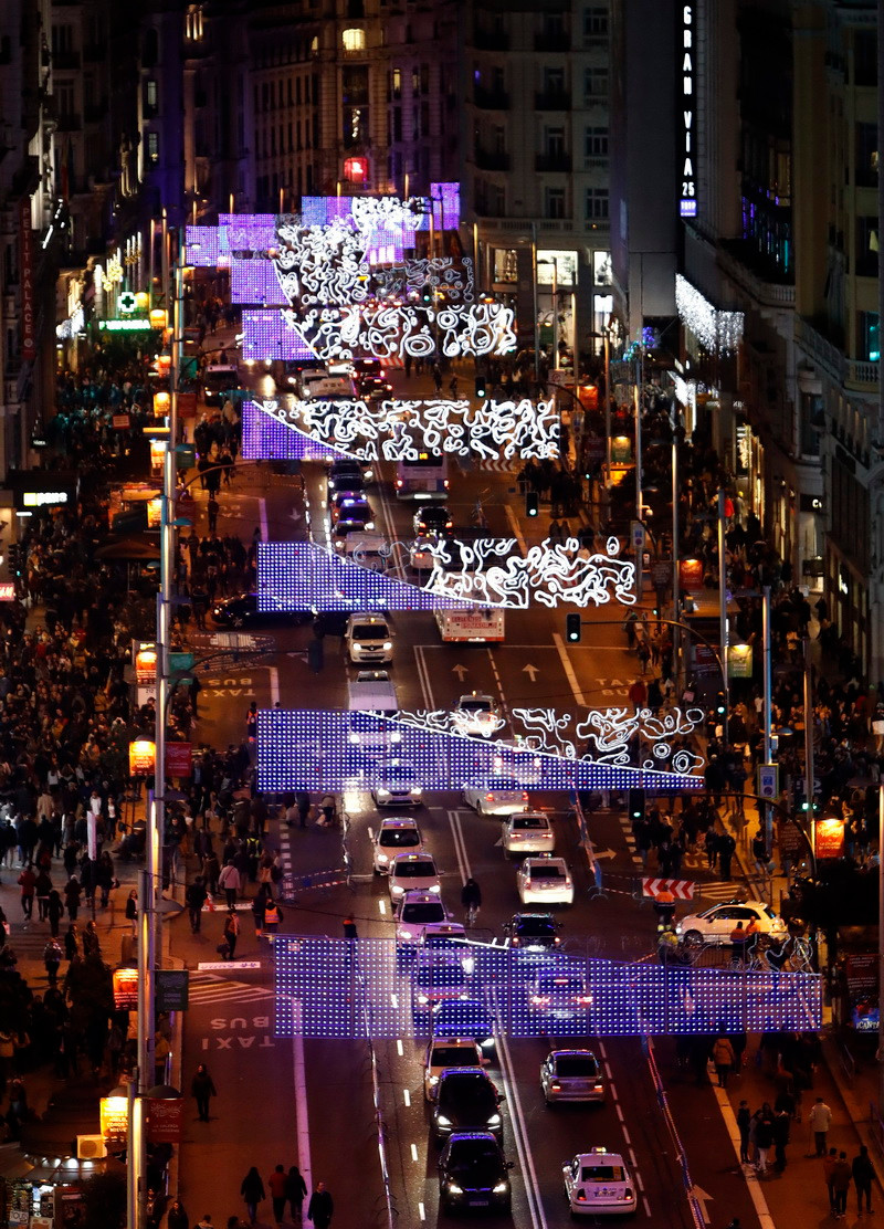 Đường phố được thắp sáng bởi hàng vạn bóng đèn sặc sỡ tại thủ đô Madrid, Tây Ban Nha tối 23/12. (Nguồn: EPA/TTXVN)