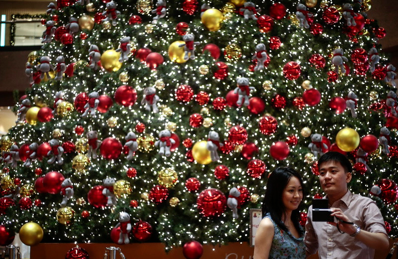 Người dân tận hưởng không gian huyền ảo, chuẩn bị đón lễ Giáng sinh an lành tại trung tâm thương mại Takashimaya ở Singapore tối 20/12. (Nguồn: EPA/TTXVN)