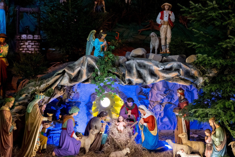 Cảnh Chúa Giáng sinh được tái hiện tại Katowice, Ba Lan, chuẩn bị đón lễ Giáng sinh an lành, tối 23/12. (Nguồn: EPA/TTXVN)