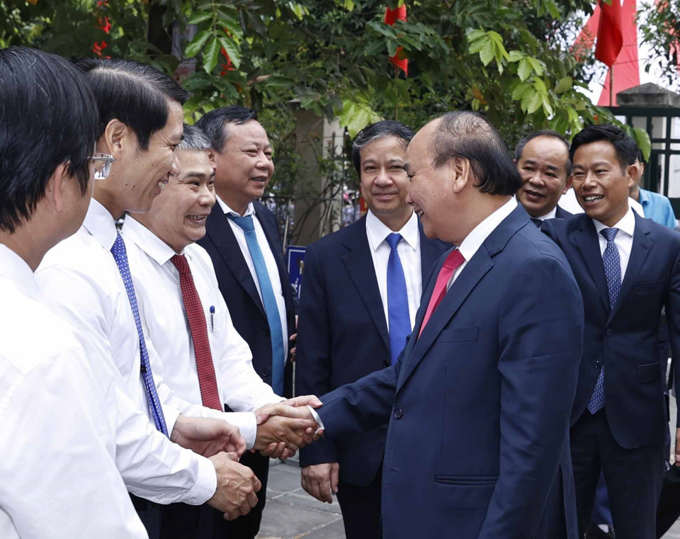 Chủ tịch nước Nguyễn Xuân Phúc với các đại biểu dự Lễ khai giảng Trường THPT Chuyên Khoa học Tự nhiên. (Ảnh: Thống Nhất/TTXVN)