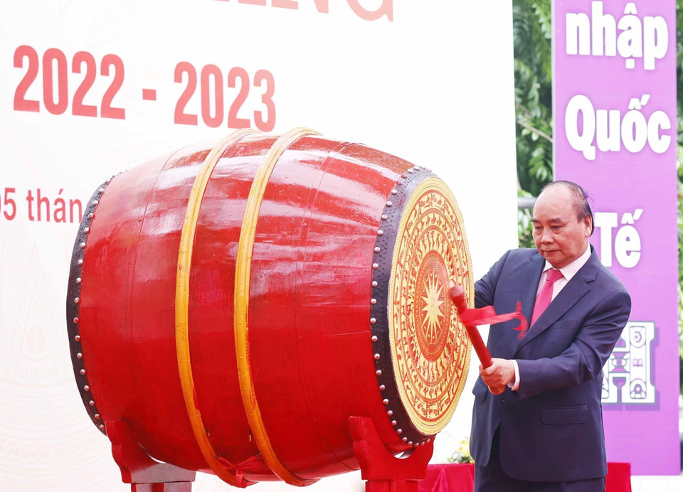 Chủ tịch nước Nguyễn Xuân Phúc đánh trống khai giảng năm học 2022-2023 của Trường THPT Chuyên Khoa học Tự nhiên. (Ảnh: Thống Nhất/TTXVN)