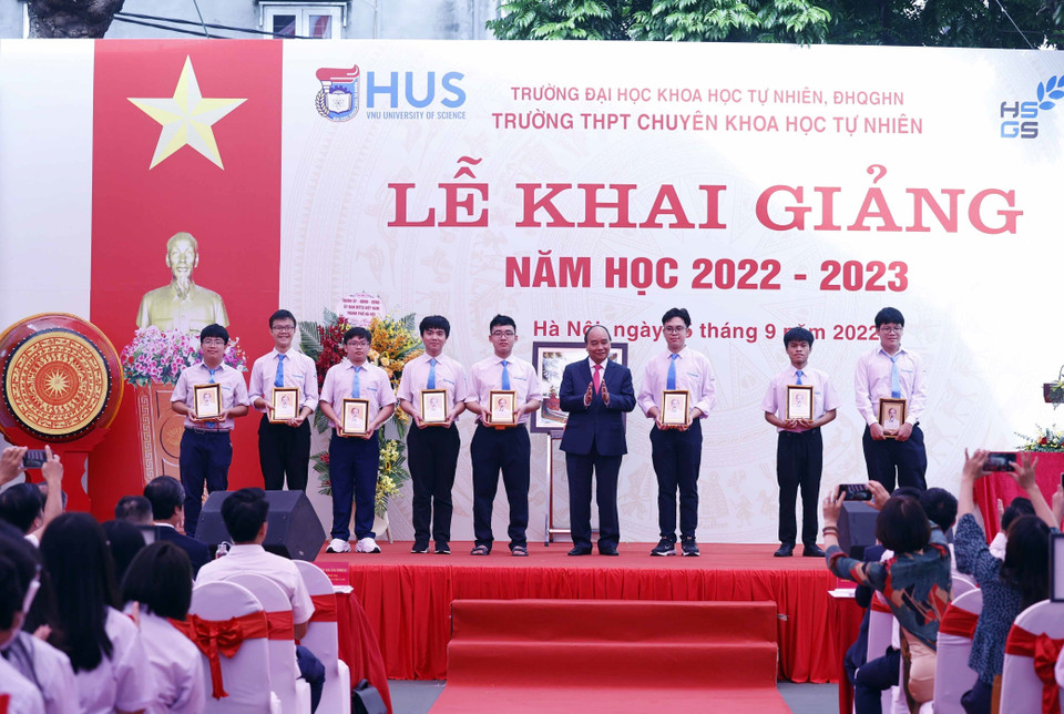 Chủ tịch nước Nguyễn Xuân Phúc tặng logo chân dung Bác Hồ cho học sinh Trường THPT Chuyên Khoa học Tự nhiên giành thắng lợi trong các kỳ thi Oympic quốc tế. (Ảnh: Thống Nhất/TTXVN)