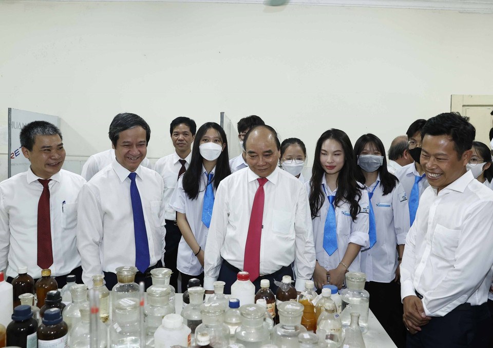 Chủ tịch nước Nguyễn Xuân Phúc tham quan Phòng thực hành vật lý của Trường THPT Chuyên Khoa học Tự nhiên. (Ảnh: Thống Nhất/TTXVN)