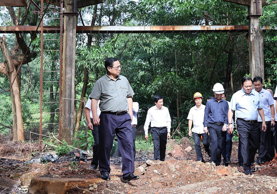 Thủ tướng Phạm Minh Chính khảo sát dự án cải tạo, mở rộng nhà máy sản xuất đạm Hà Bắc, thuộc Công ty cổ phần Phân đạm và Hóa chất Hà Bắc. (Ảnh: Dương Giang/TTXVN)