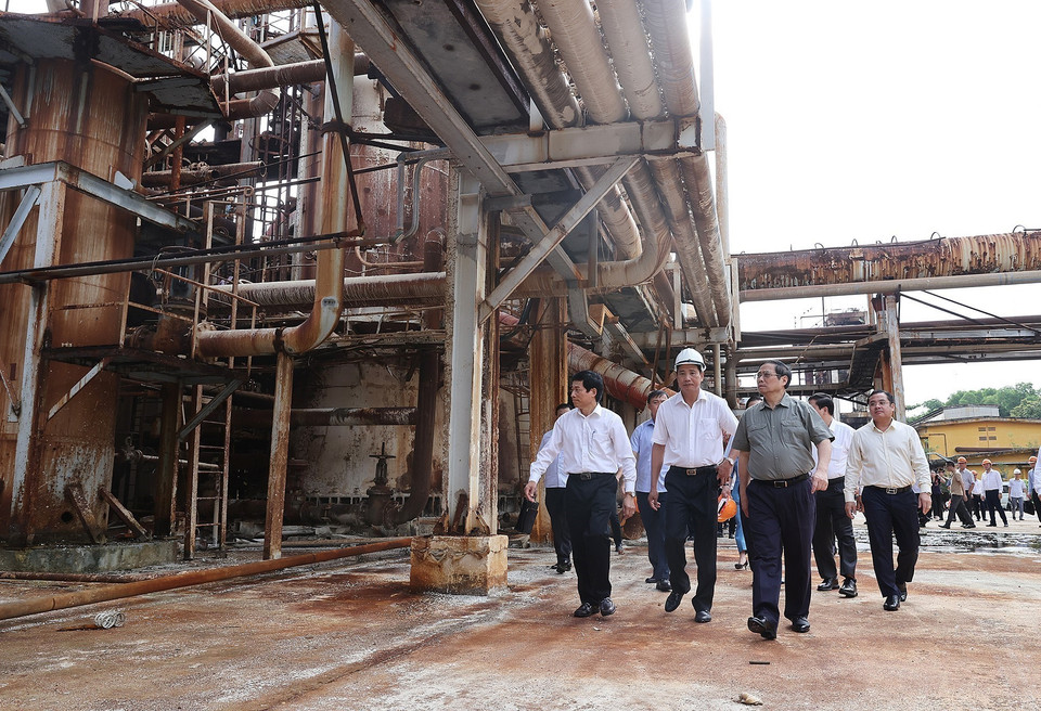 Hình ảnh Thủ tướng Phạm Minh Chính kiểm tra thực trạng của Nhà máy Đạm Hà Bắc. (Ảnh: Dương Giang/TTXVN)