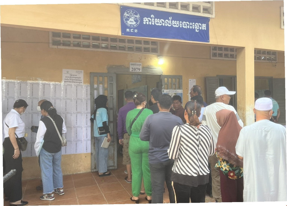 Cử tri Campuchia xếp hàng, chờ đến giờ bỏ phiếu trước các phòng bầu cử trong khuôn viên Trường THPT Chea Sim Chroy Changvar, quận Chroy Changvar, thủ đô Phnom Penh. (Ảnh: TTXVN/phát)