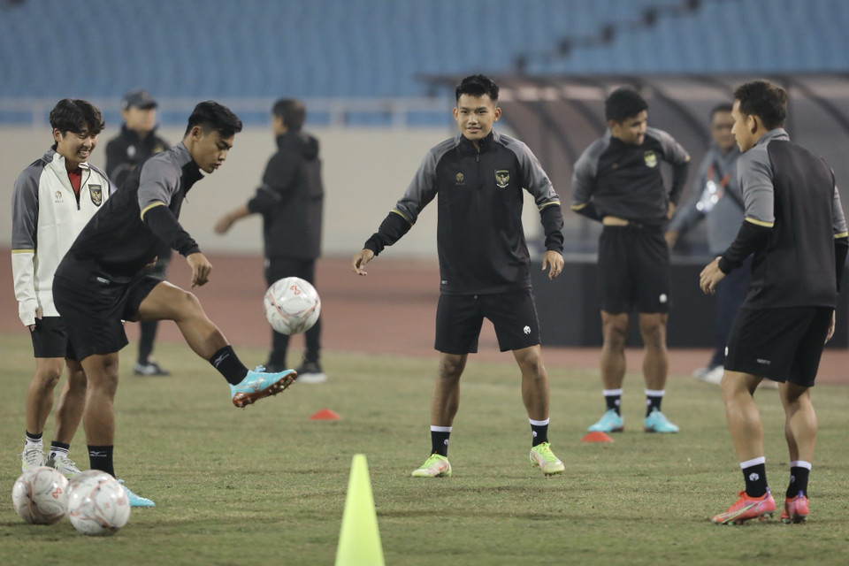 Các cầu thủ Indonesia tập luyện chuẩn bị cho trận gặp đội tuyển Việt Nam vào 19h30 tối mai (9/1/2023). (Ảnh: Minh Quyết/TTXVN)