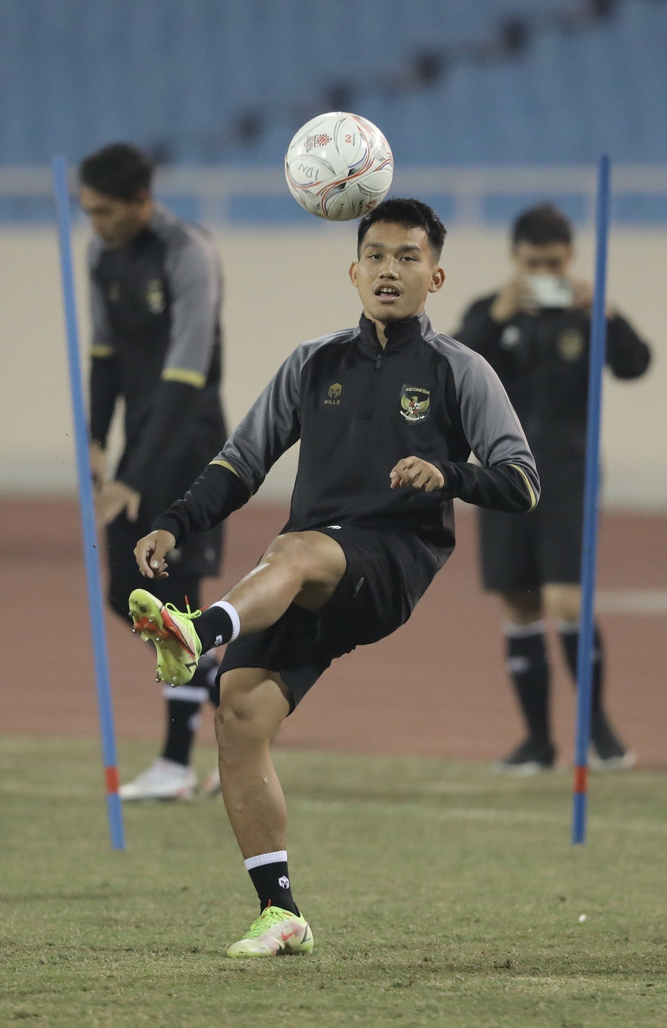 Các cầu thủ Indonesia tập luyện làm quen với sân Mỹ Đình tối 8/1. (Ảnh: Minh Quyết/TTXVN)