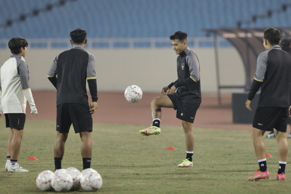 Các cầu thủ Indonesia tập luyện chuẩn bị cho trận gặp đội tuyển Việt Nam vào 19h30 tối mai (9/1/2023). (Ảnh: Minh Quyết/TTXVN)