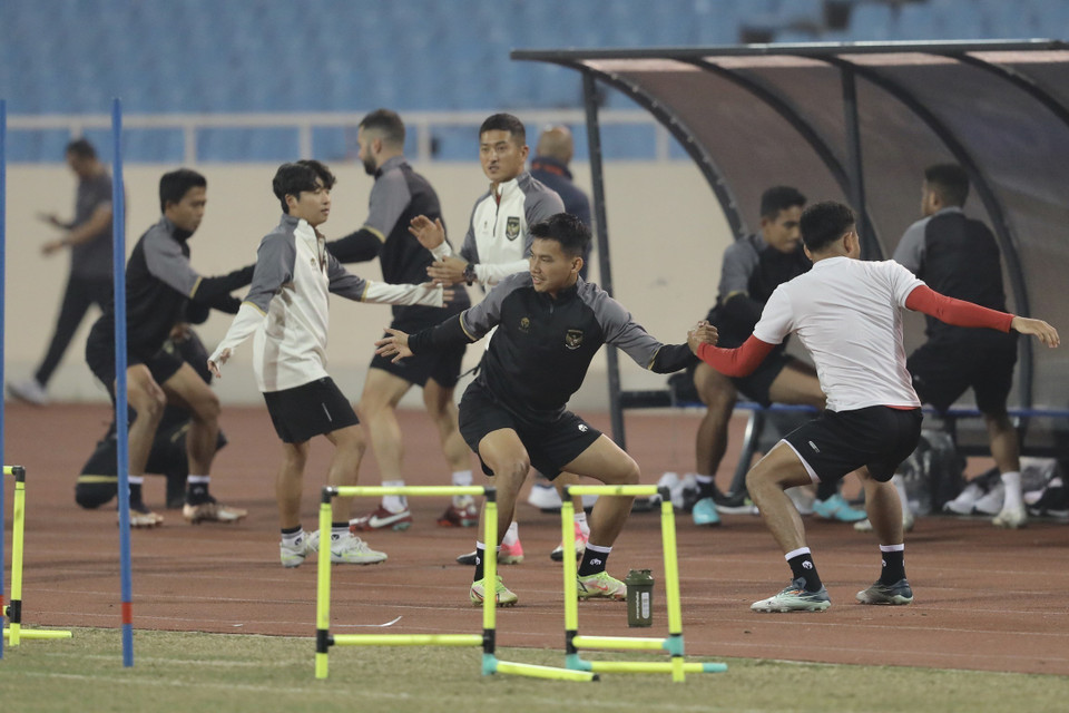 Các cầu thủ Indonesia tập luyện chuẩn bị cho trận gặp đội tuyển Việt Nam vào 19h30 tối mai (9/1/2023). (Ảnh: Minh Quyết/TTXVN)