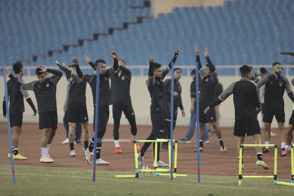 Các cầu thủ Indonesia tập luyện làm quen với sân Mỹ Đình tối 8/1. (Ảnh: Minh Quyết/TTXVN)