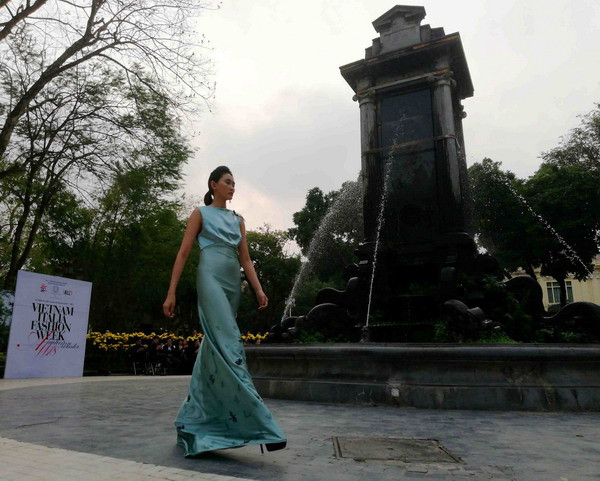  Các bộ trang phục lấy cảm hứng từ lụa của các nhà thiết kết Việt Nam và Italy được giới thiệu tới đông đảo công chúng. (Ảnh: Thanh Tùng/TTXVN)