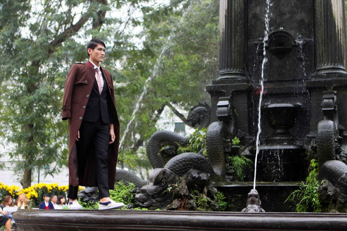 Người mẫu trình diễn trang phục trong bộ sưu tập thời trang Thu Đông của các nhà thiết kế Việt và Ý. (Ảnh: Thanh Tùng/TTXVN)