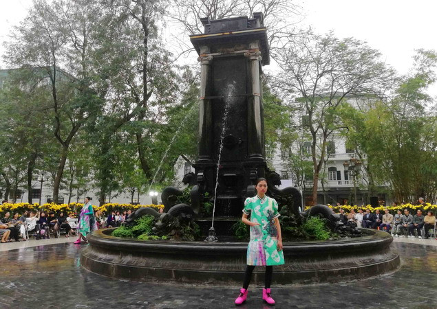 Người mẫu trình diễn trang phục trong bộ sưu tập thời trang Thu Đông của các nhà thiết kế Việt và Ý. (Ảnh: Thanh Tùng/TTXVN)