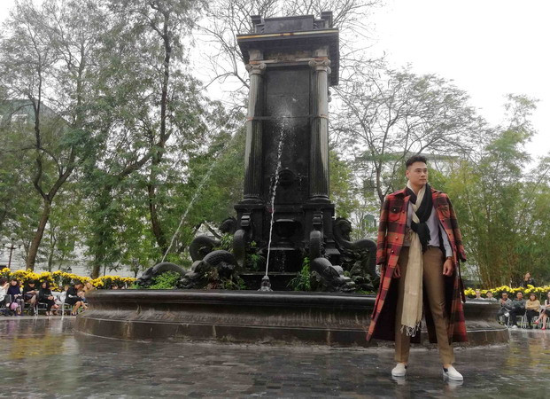 Người mẫu trình diễn trang phục trong bộ sưu tập thời trang Thu Đông của các nhà thiết kế Việt và Ý. (Ảnh: Thanh Tùng/TTXVN)