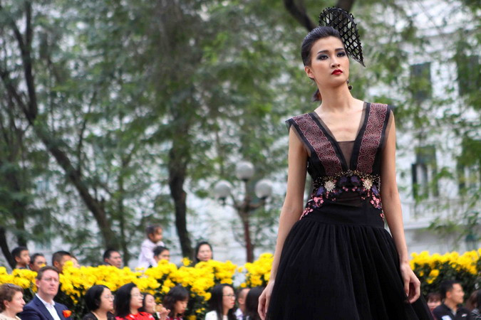  Các bộ trang phục lấy cảm hứng từ lụa của các nhà thiết kết Việt Nam và Italy được giới thiệu tới đông đảo công chúng. (Ảnh: Thanh Tùng/TTXVN)