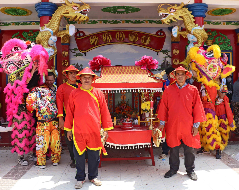 Long đình được đoàn rước ra khỏi lăng để diễu hành, xuống tàu ra biển để thực hiện nghi lễ Nghinh Ông. (Ảnh: Huỳnh Anh/TTXVN)