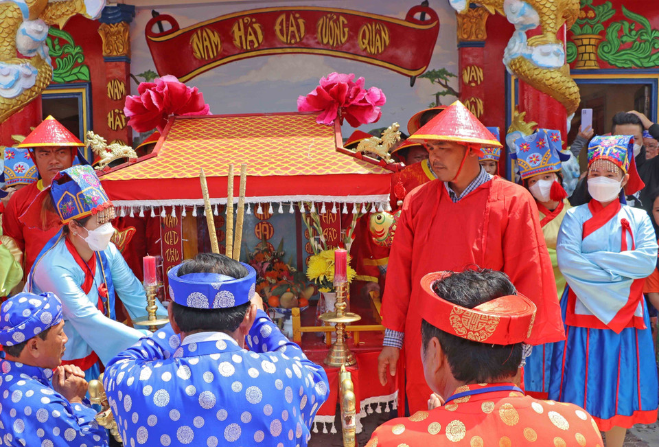 Ban Trị sự Lăng cùng hội ông, hội bà và học trò lễ thực hiện nghi thức cúng tế. (Ảnh: Huỳnh Anh/TTXVN)