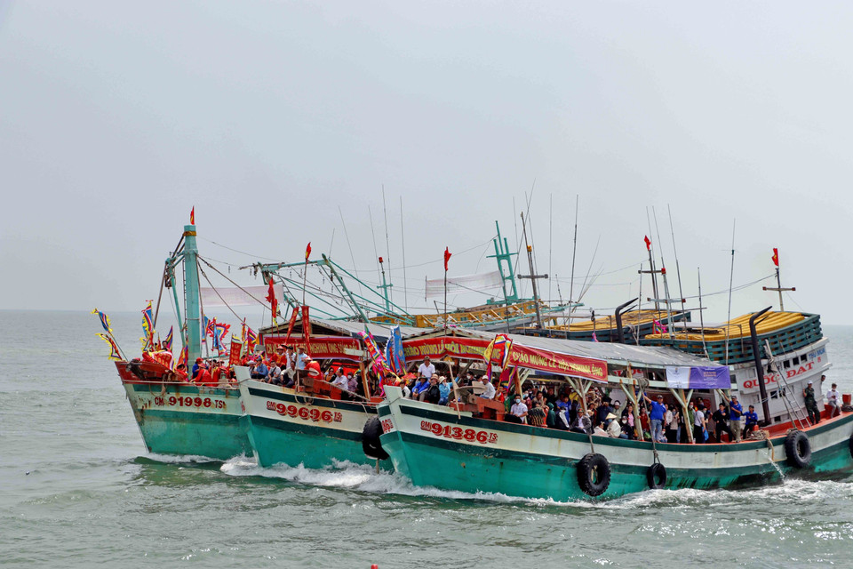Tàu chủ là chiếc tàu lớn (hoặc 3 chiếc) được bầu chọn đi Nghinh Ông. (Ảnh: Huỳnh Anh/TTXVN)