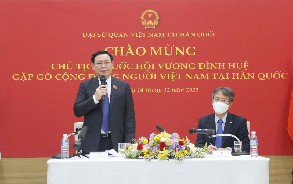 Hình ảnh Chủ tịch Quốc hội Vương Đình Huệ phát biểu tại buổi gặp gỡ cộng đồng người Việt Nam tại Hàn Quốc. (Ảnh: Doãn Tấn/TTXVN)