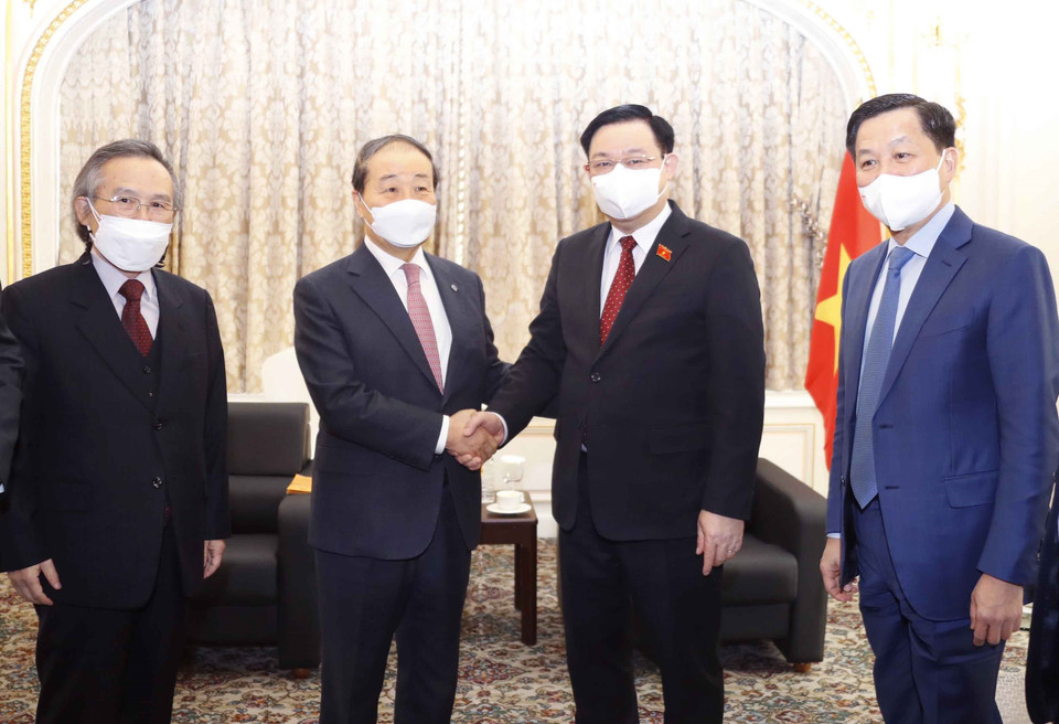 Chủ tịch Quốc hội Vương Đình Huệ tiếp Chủ tịch Hội hữu nghị Hàn-Việt Choi Young-joo. (Ảnh: Doãn Tấn/TTXVN)