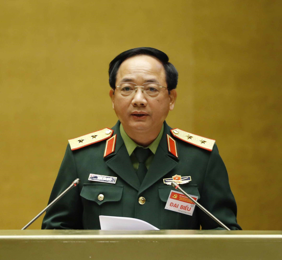 Trung tướng Trịnh Văn Quyết, Ủy viên Trung ương Đảng, Phó Chủ nhiệm Tổng cục Chính trị Quân đội nhân dân Việt Nam trình bày tham luận tại hội nghị. (Ảnh: Phương Hoa/TTXVN)