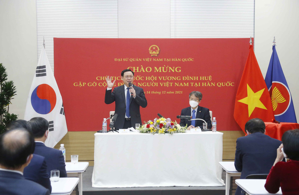 Chủ tịch Quốc hội Vương Đình Huệ phát biểu tại buổi gặp gỡ cộng đồng người Việt Nam tại Hàn Quốc. (Ảnh: Doãn Tấn/TTXVN)