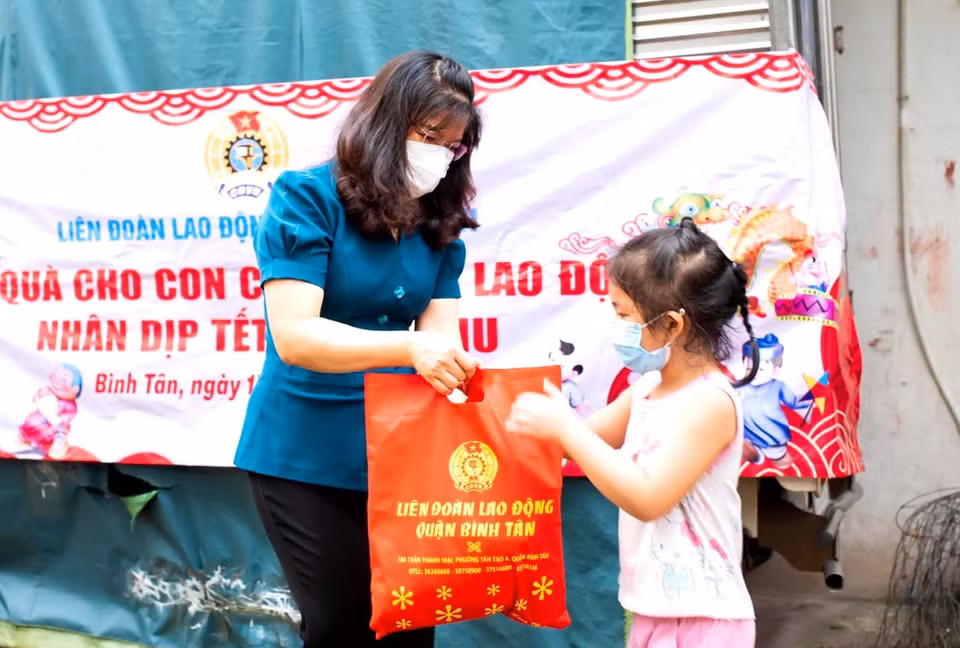 Đại diện Liên đoàn Lao động quận Bình Tân tặng quà Trung Thu cho con em người lao động có hoàn cảnh khó khăn. (Ảnh: TTXVN phát)