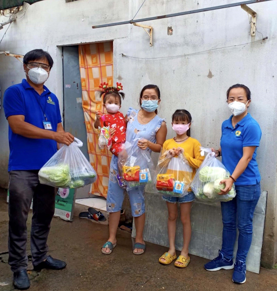 Liên đoàn Lao động quận Tân Phú tặng bánh Trung Thu cho con em người lao động có hoàn cảnh khó khăn tại các khu nhà trọ. (Ảnh: TTXVN phát)