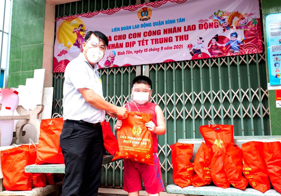 Đại diện Liên đoàn Lao động quận Bình Tân tặng quà Trung Thu cho con em người lao động có hoàn cảnh khó khăn. (Ảnh: TTXVN phát)