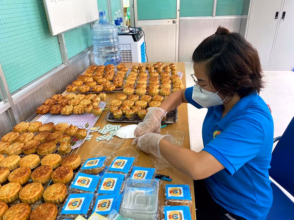  Liên đoàn Lao động quận Tân Phú tặng bánh Trung Thu cho con em người lao động có hoàn cảnh khó khăn tại các khu nhà trọ. (Ảnh: TTXVN phát)
