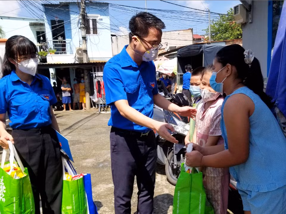 Đoàn thanh niên thành phố thăm hỏi, tặng quà Trung Thu cho con em công nhân có hoàn cảnh khó khăn, người lao động tại các khu nhà trọ. (Ảnh: Thanh Vũ/TTXVN)