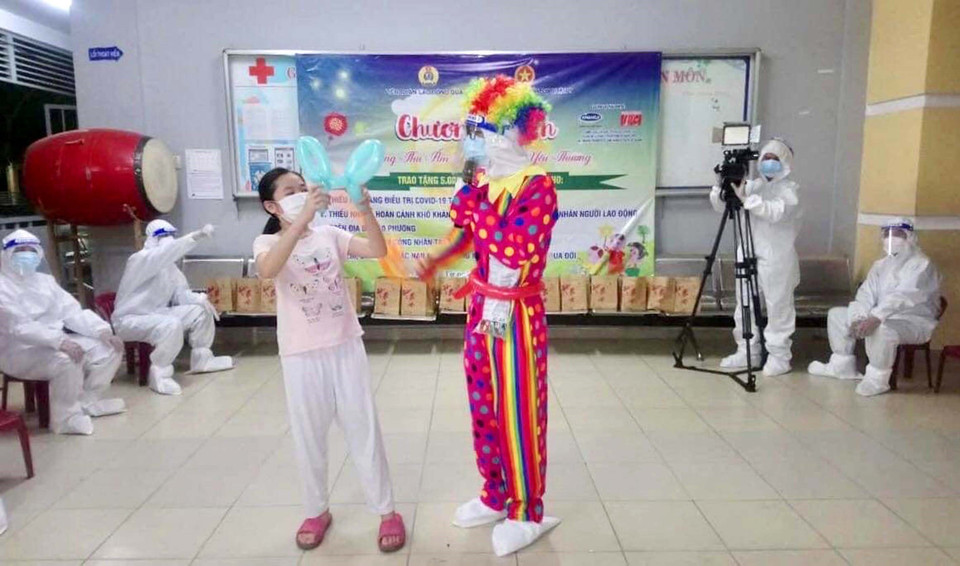 Chương trình “Trung Thu ấm áp - san sẻ yêu thương” tại điểm thu dung điều trị COVID-19 trường trung học cơ sở Phạm Hữu Lầu do Liên đoàn Lao động ở Quận 7 tổ chức. (Ảnh: TTXVN phát)