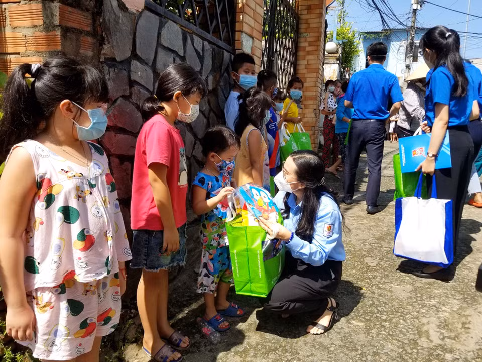 Đoàn thanh niên thành phố thăm hỏi, tặng quà Trung Thu cho con em công nhân có hoàn cảnh khó khăn, người lao động tại các khu nhà trọ. (Ảnh: Thanh Vũ/TTXVN)