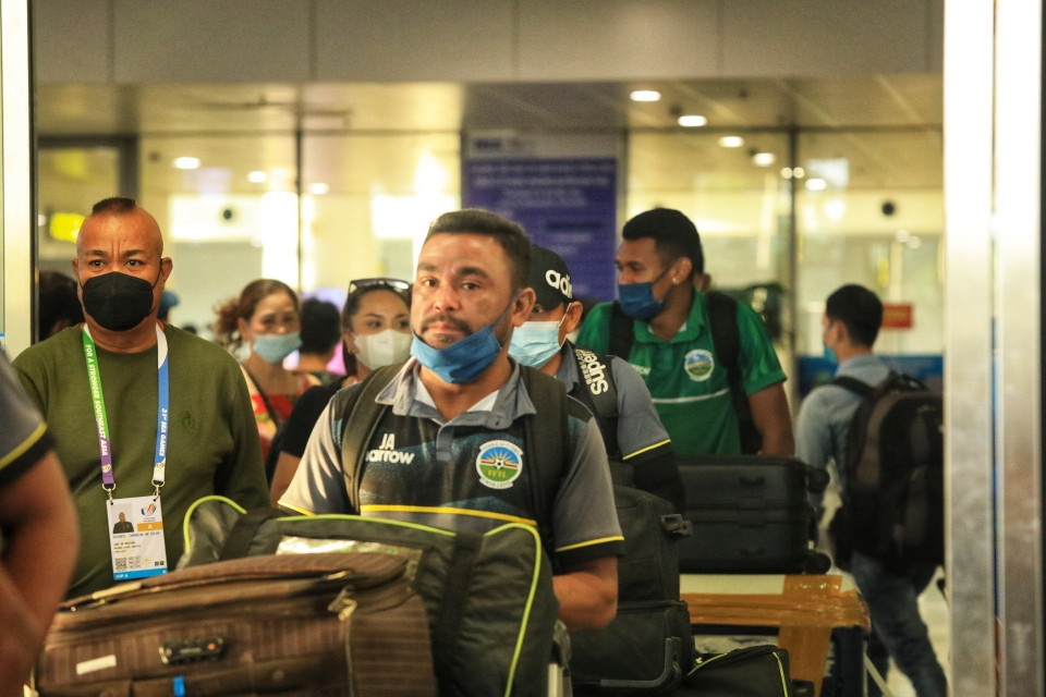 Các cầu thủ và ban huấn luyện đội tuyển U23 Timor-Leste chuyển đồ lên xe để tiếp tục di chuyển đến Phú Thọ. (Ảnh: Thùy Dương/TTXVN)