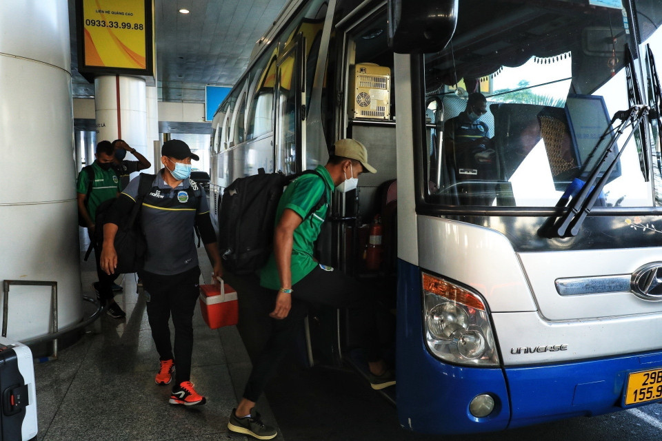 Ngay sau đó, các cầu thủ đội tuyển U23 Timor Leste di chuyển ra xe... (Ảnh: Tuấn Anh/TTXVN)