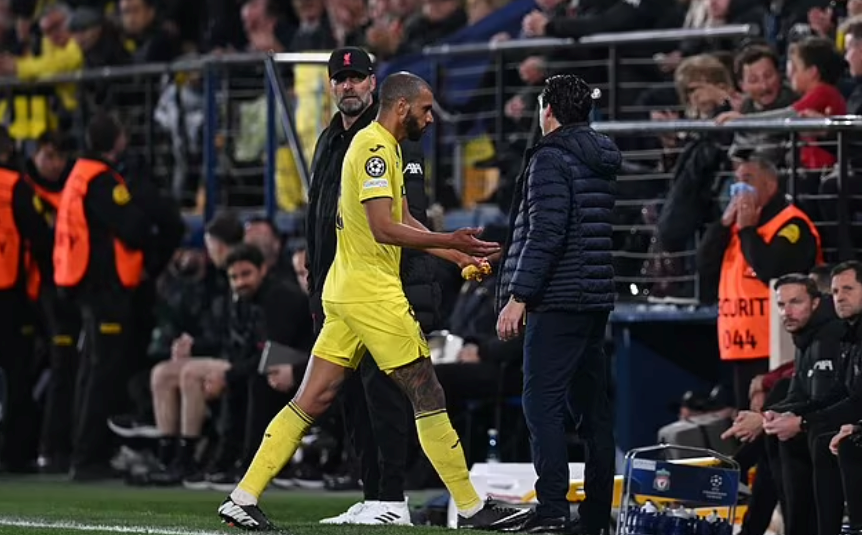 Việc để thua ba bàn trong ít phút khiến Villarreal không còn tinh thần thi đấu. Thậm chí họ còn phải chơi thiếu người sau khi cầu thủ chơi hay nhất hiệp 1 là Capoue phải rời sân vì nhận thẻ vàng thứ 2. (Nguồn: AFP)